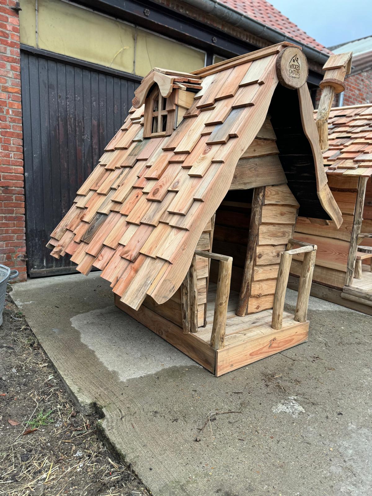 Handgemaakt houten hondenhok met Wicked Castles-logo