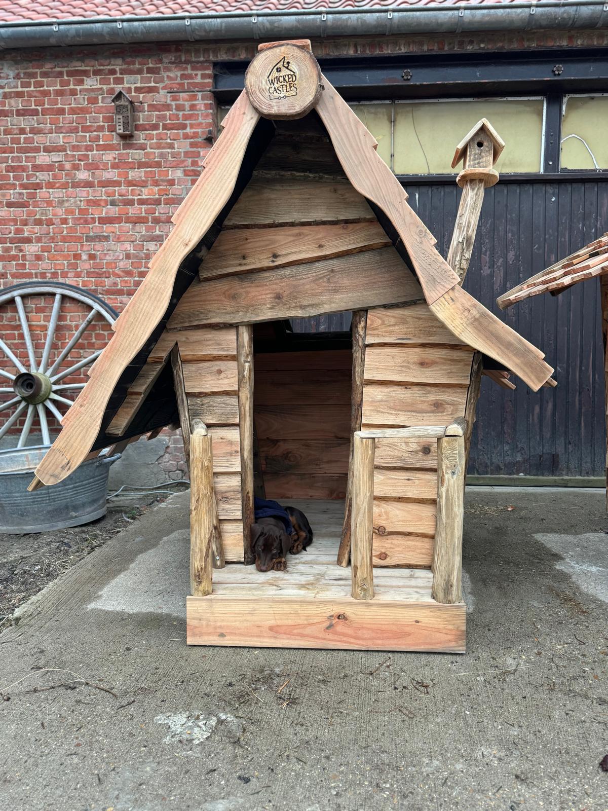Hondenhok van douglashout met Wicked Castles-merk