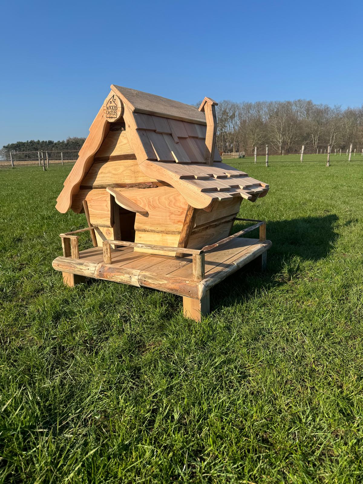 Kippenvilla in een groene tuin