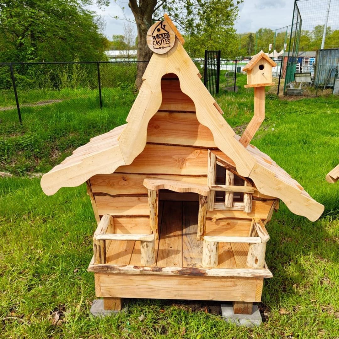 Kippenvilla onder een boom