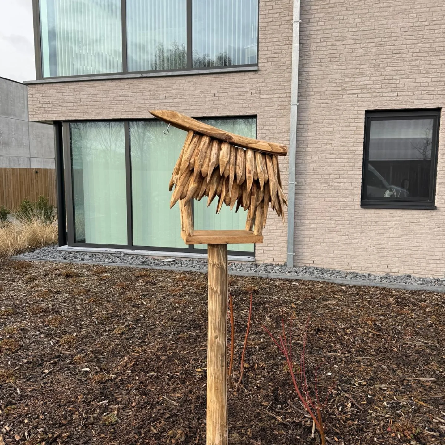 Vogelhuisje met golvend dak